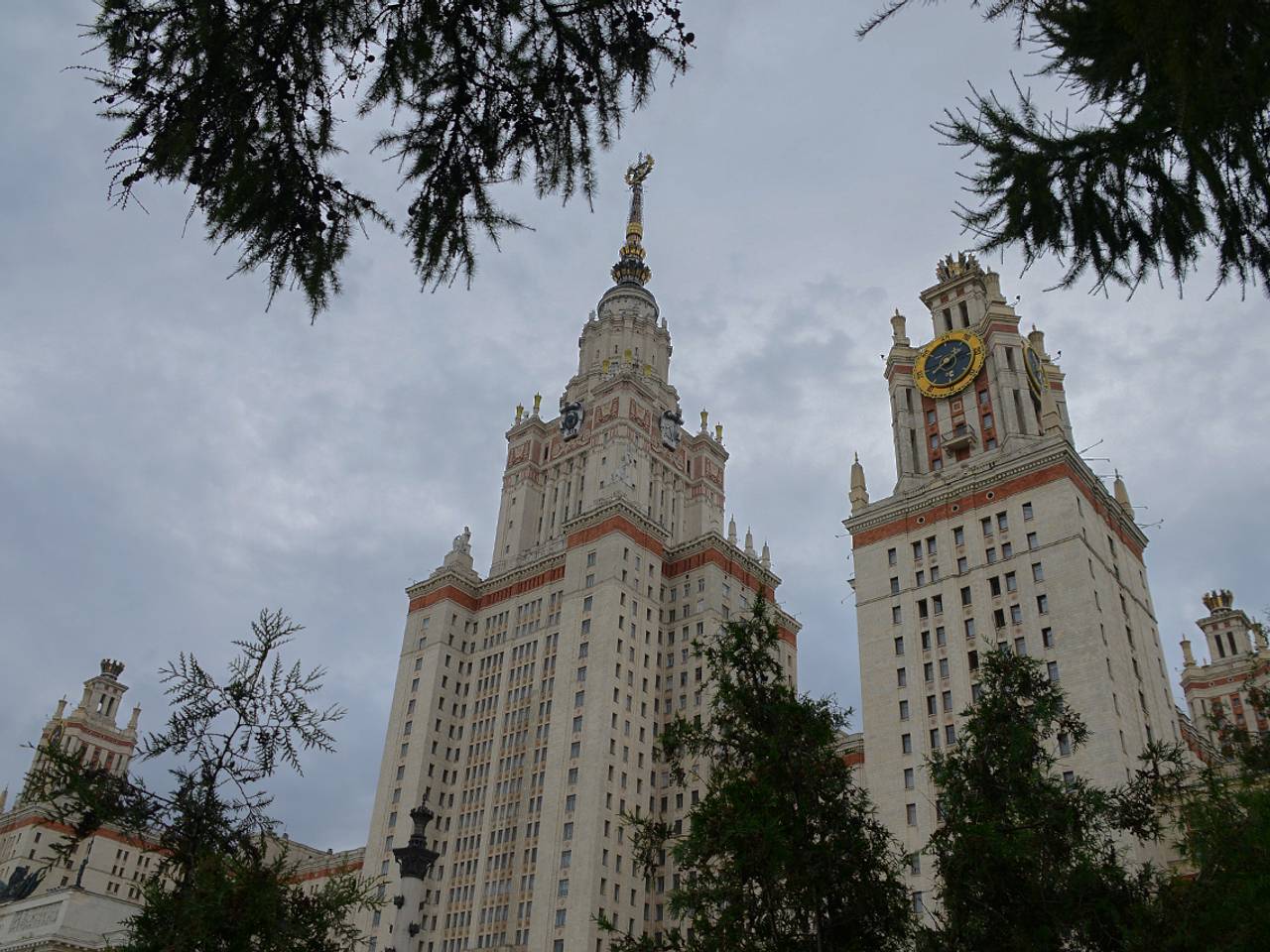 Свыше трех тысяч студентов МГУ отправили на удаленку из-за выявленной у первокурсника кори