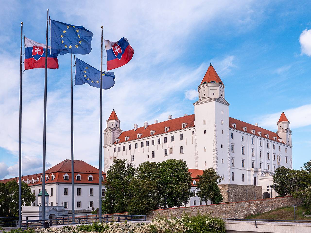 Флаг Белоруссии на фоне правительственного здания