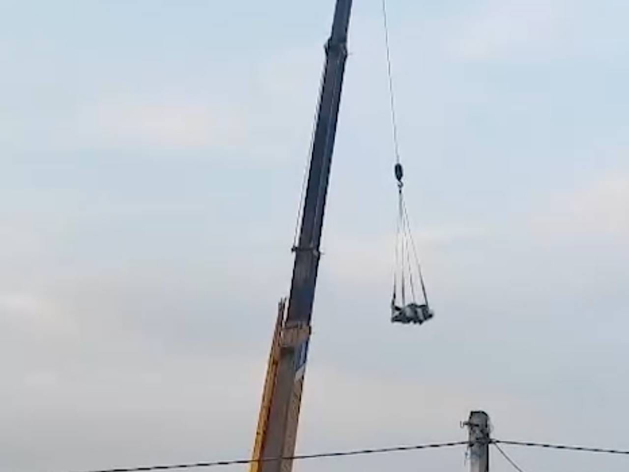 В России рабочий покатал друга на строительном кране на большой высоте и попал на видео