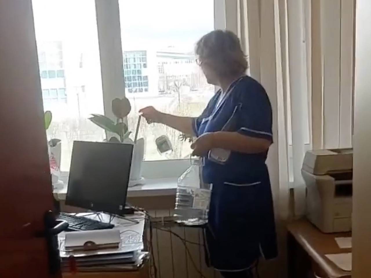 В России член партии подозвал уборщицу фразой «тебя как зовут вообще» и поплатился