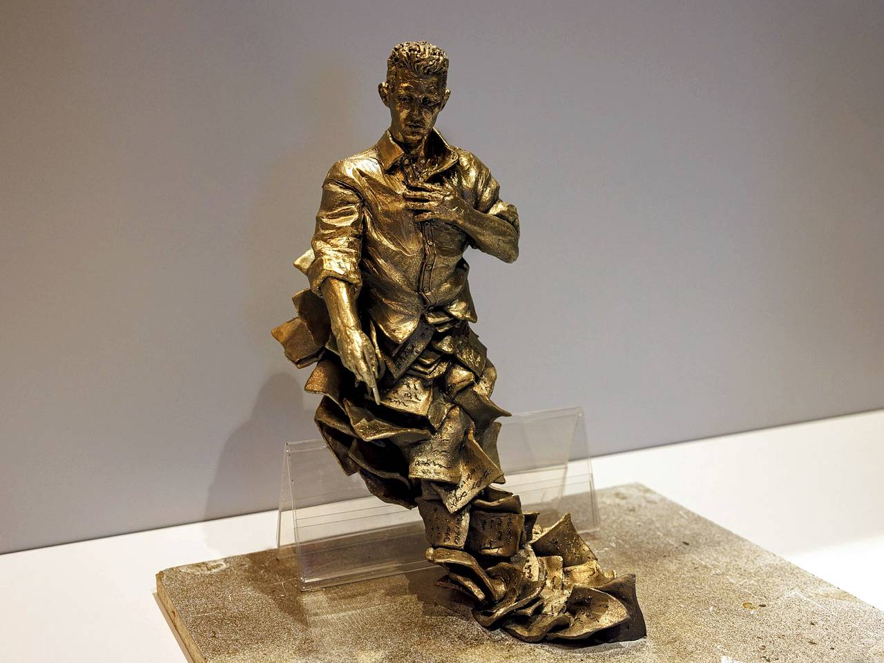 «Падающий» памятник установят на Урале