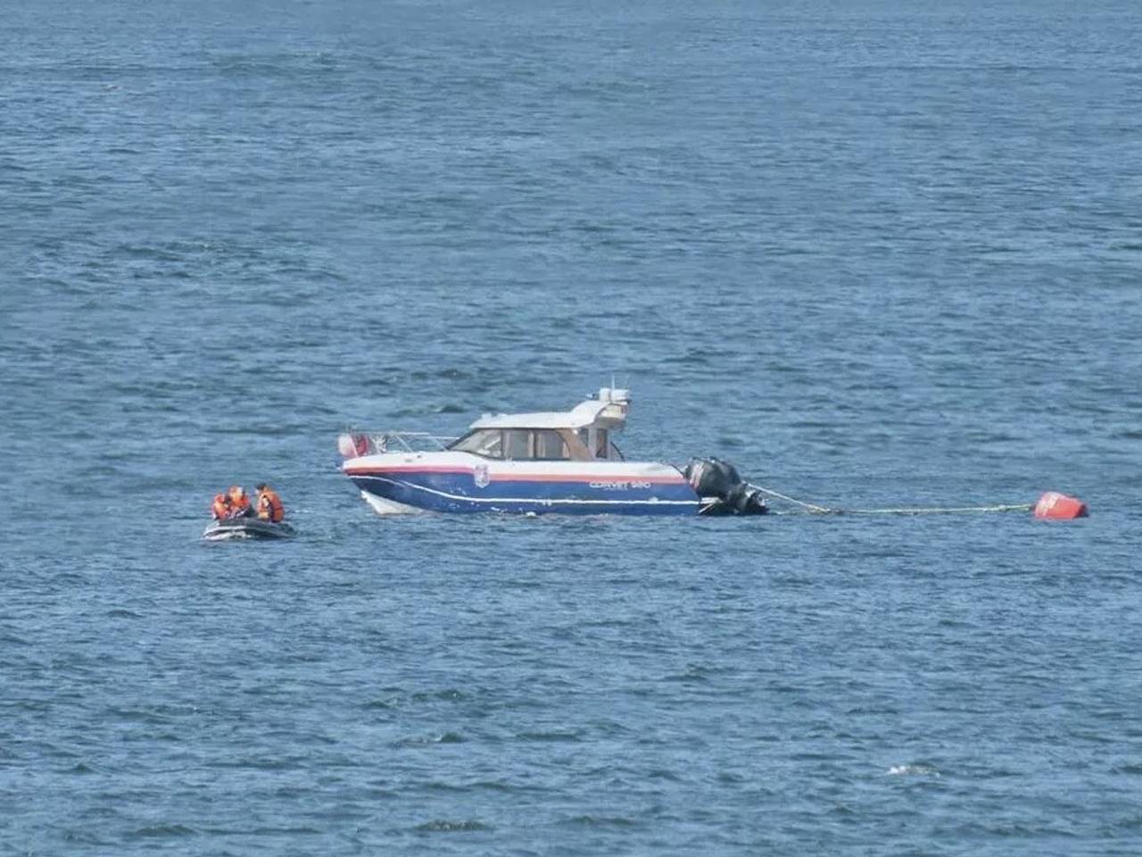 Уплывших в открытое море рыбаков и собаку спасли в России