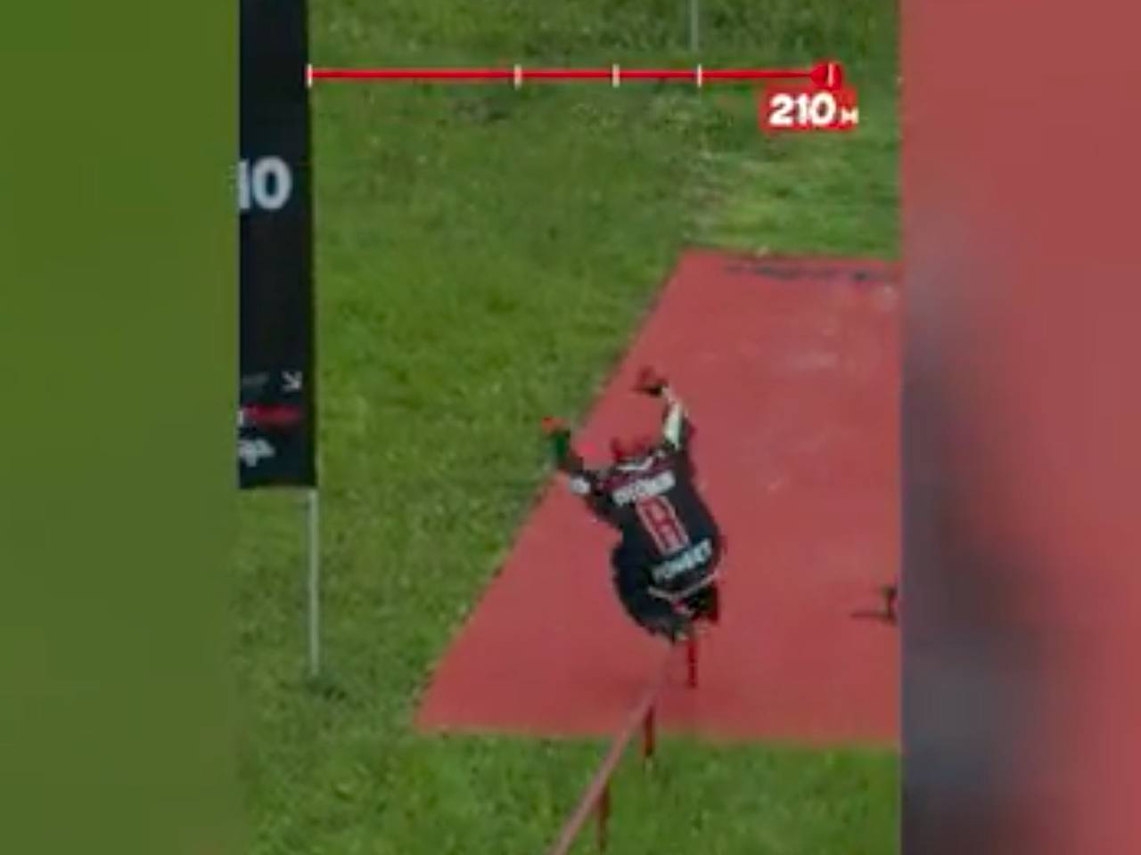 Россиянин проехал 210 метров на роликах по перилам и установил мировой рекорд