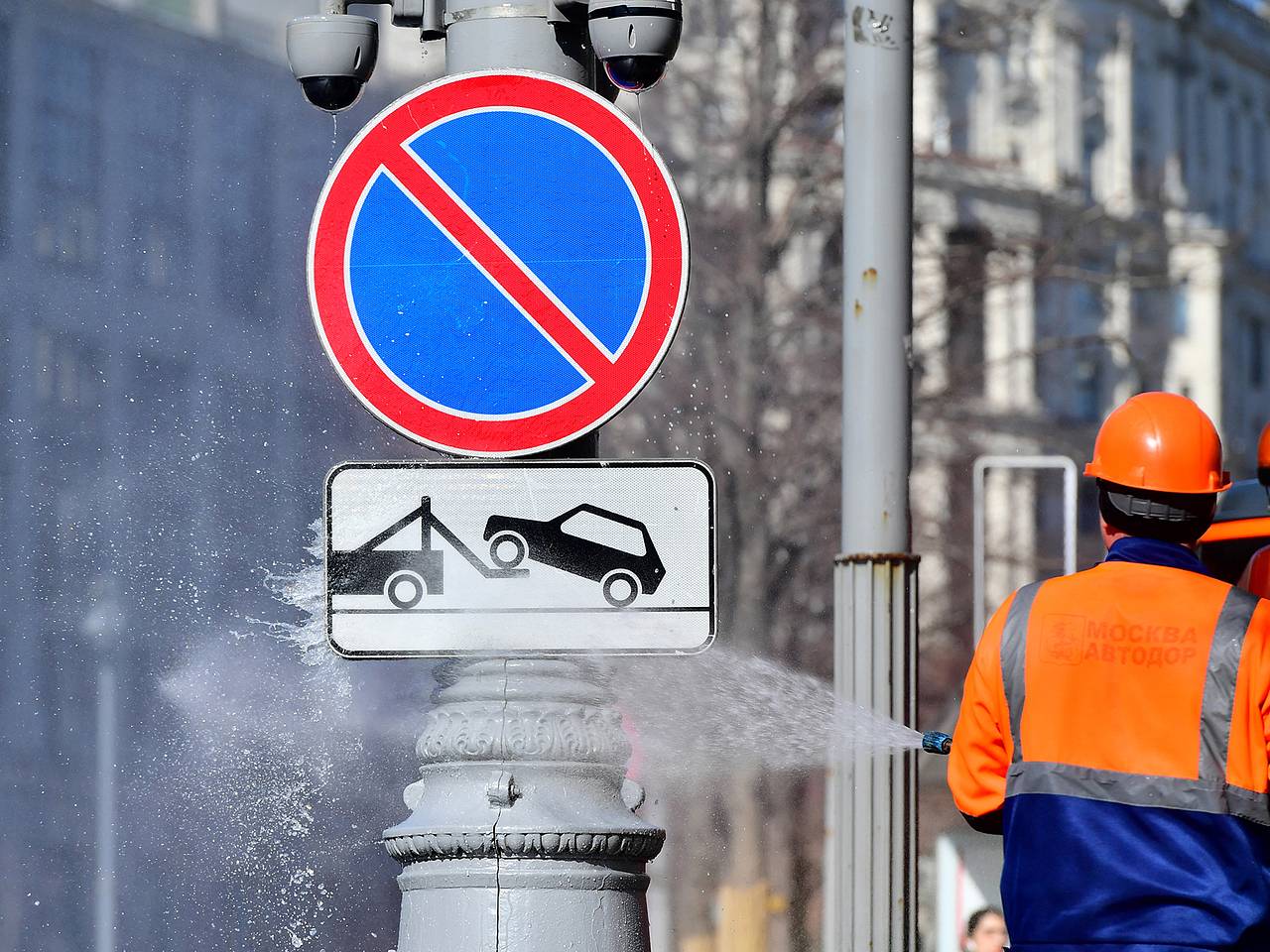 В Подмосковье заменили и отремонтировали дорожные знаки