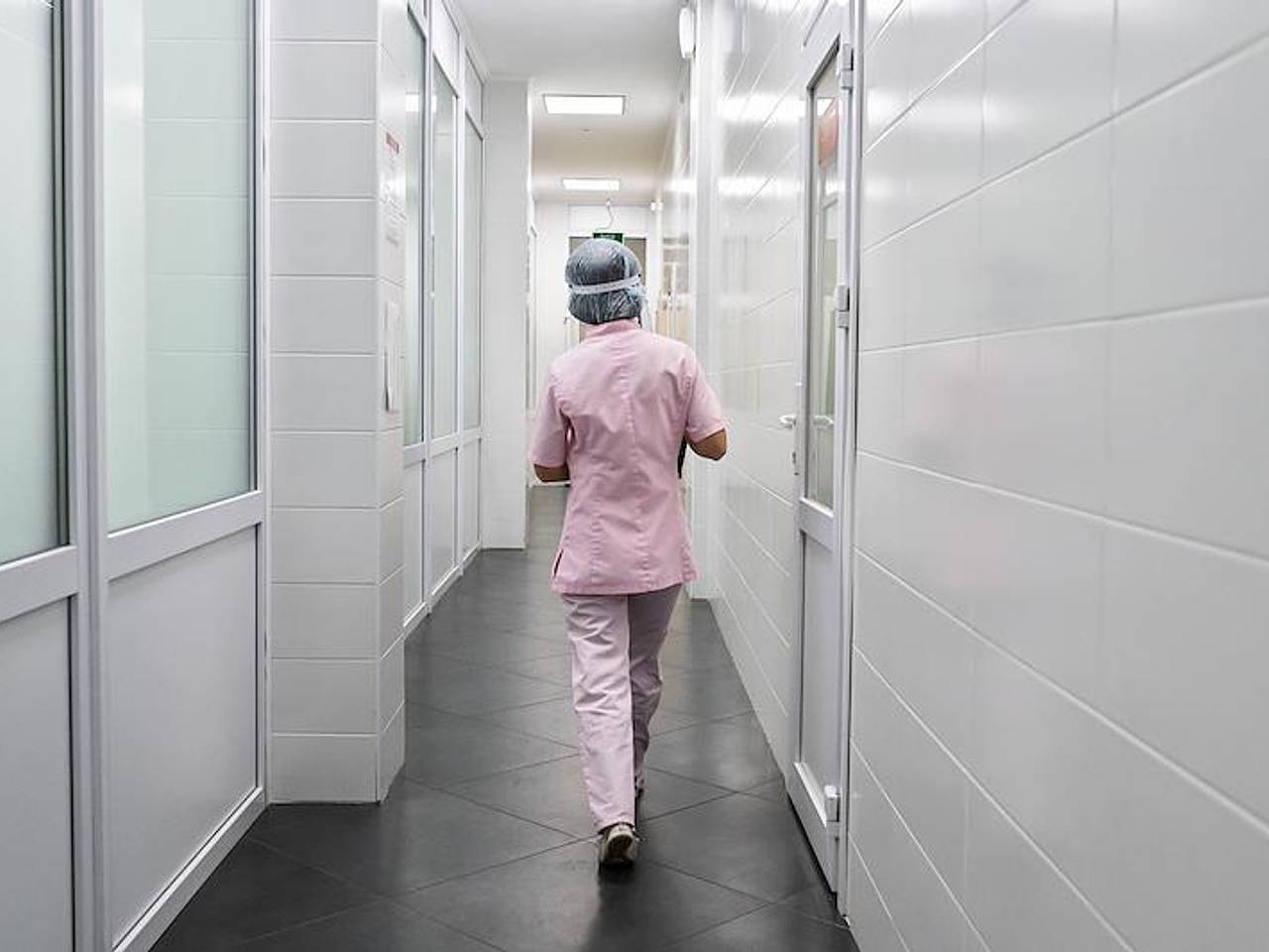 Клинику в российском городе обвинили в работе без лицензии