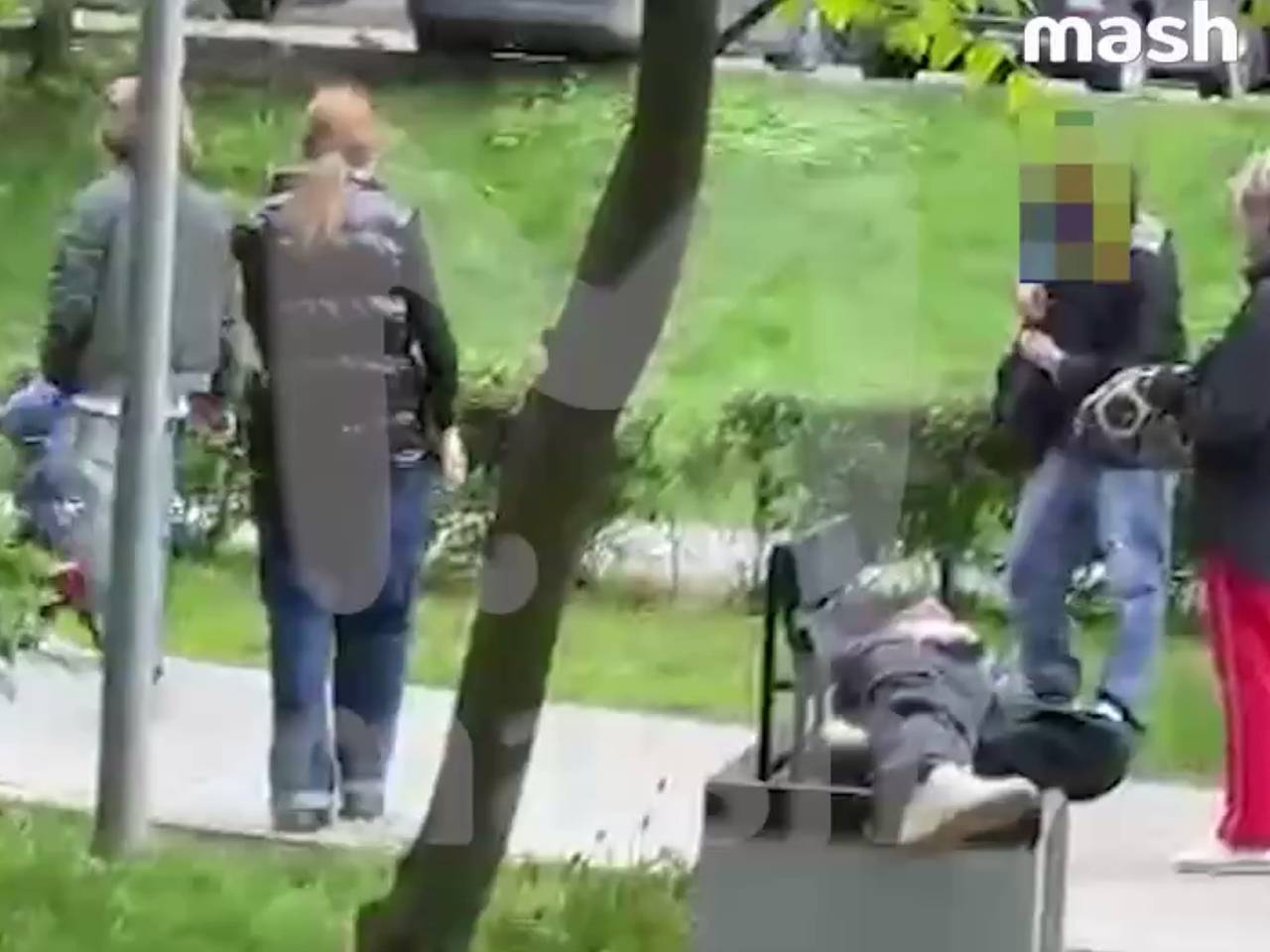 В Москве подросток избил гулявшую с ребенком женщину