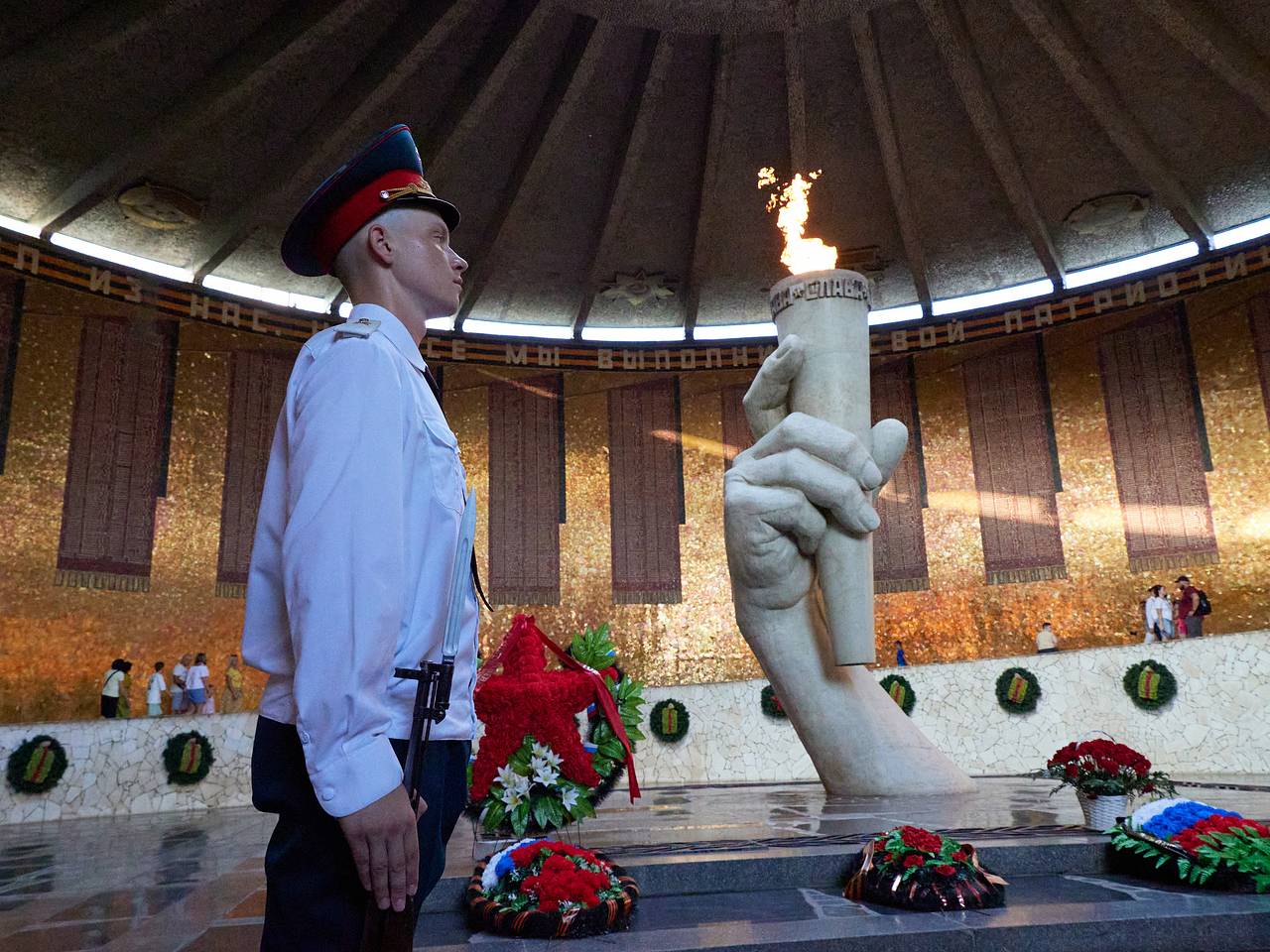 Иностранцы посетили Волгоград и возложили цветы к Вечному огню Иностранцы посетили Волгоград и возложили цветы к Вечному огню