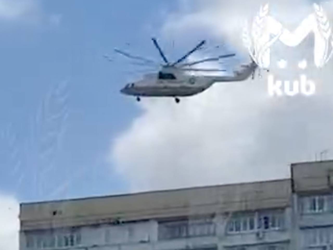 Огромный вертолет заметили над крышами жилых домов в российском городе и сняли на видео
