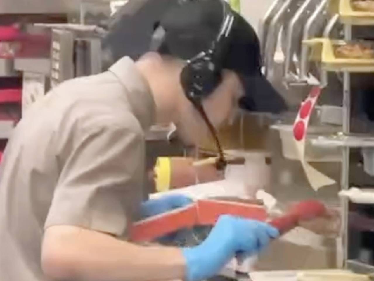 Плюнувший в бургер сотрудник «Вкусно — и точка» объяснился