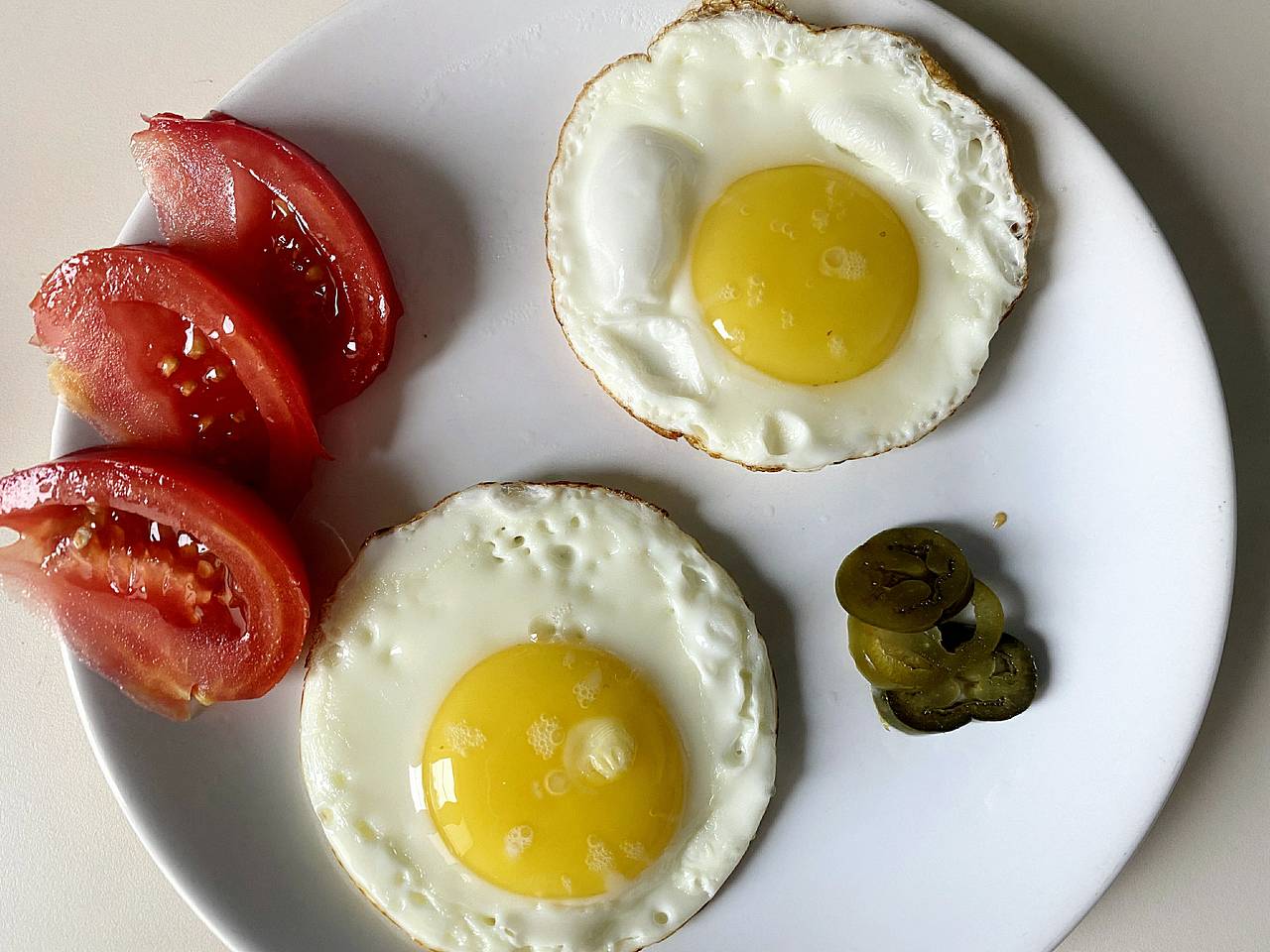 Россиянка съела яичницу на завтрак и заболела острой кишечной инфекцией