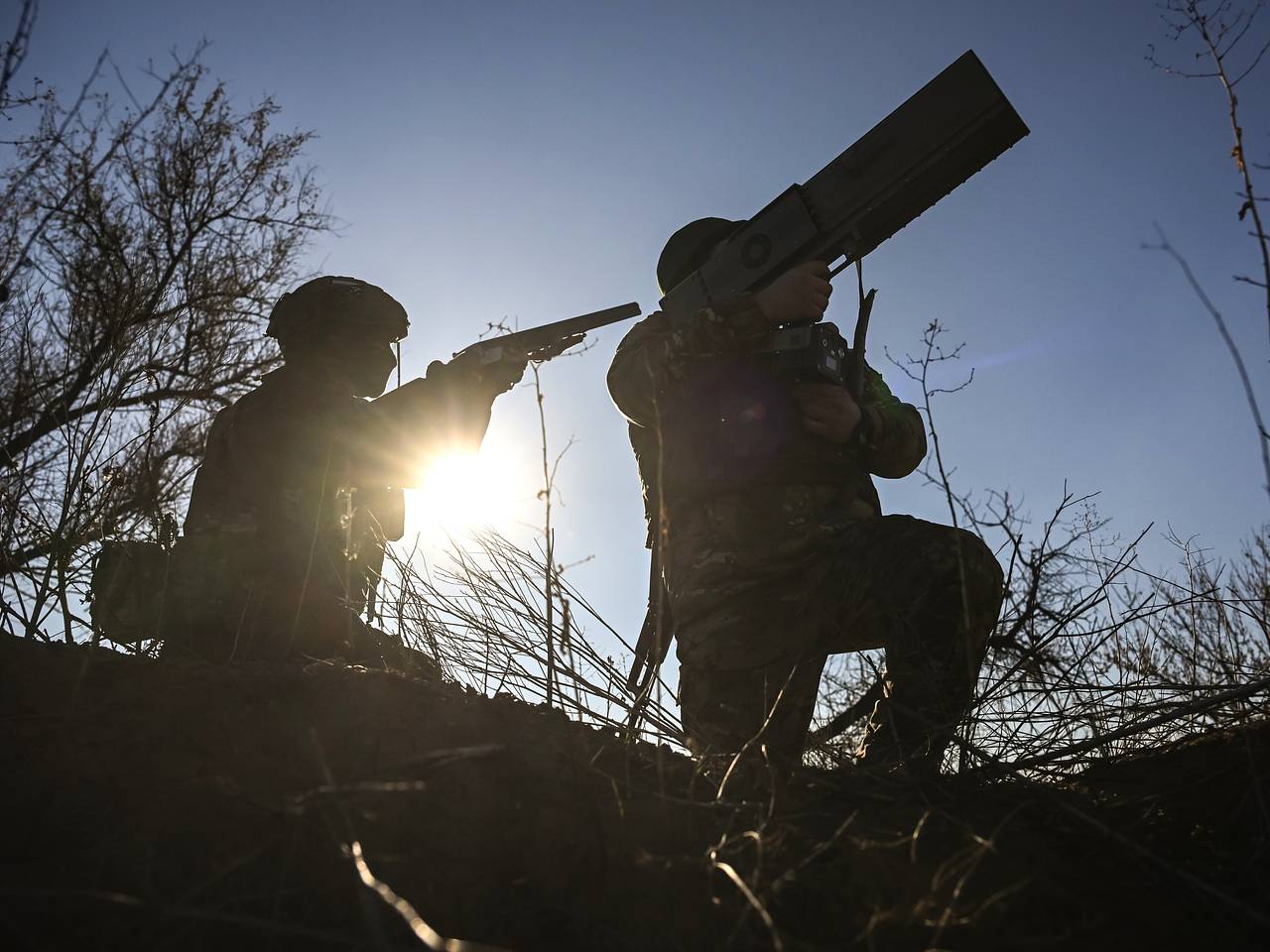 Российский боец СВО сбил украинский дрон и после ранения продолжил вести бой Российский боец СВО сбил украинский дрон и после ранения продолжил вести бой