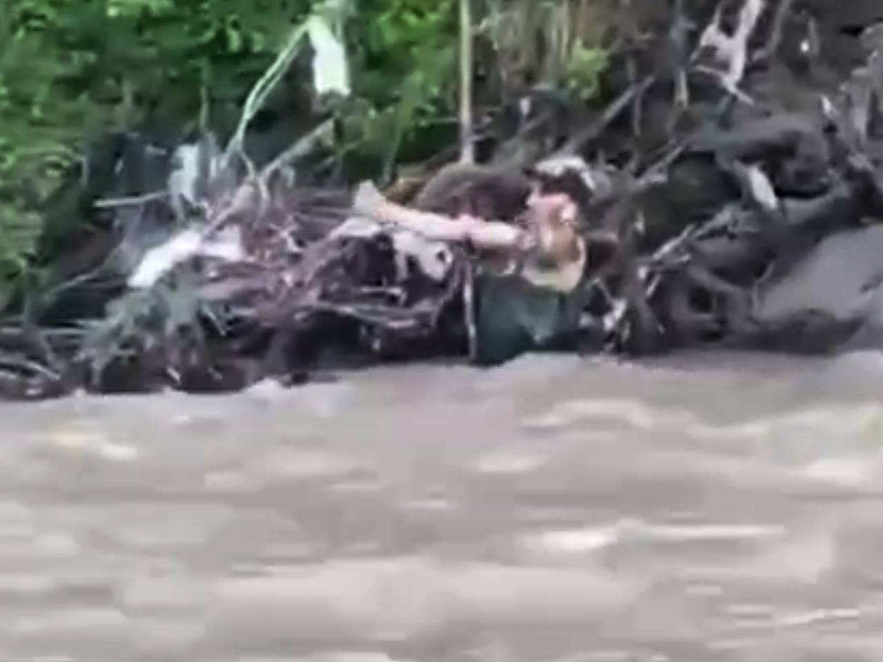 Девятый день ищущего четырехлетнего сына в реке россиянина сняли на видео