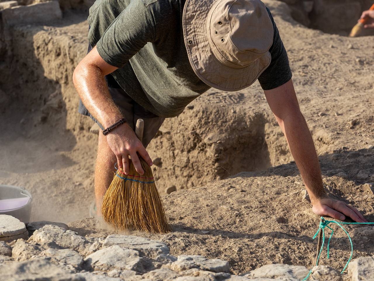 Уникальный барельеф с танцующими лезгинку фигурами нашли в России