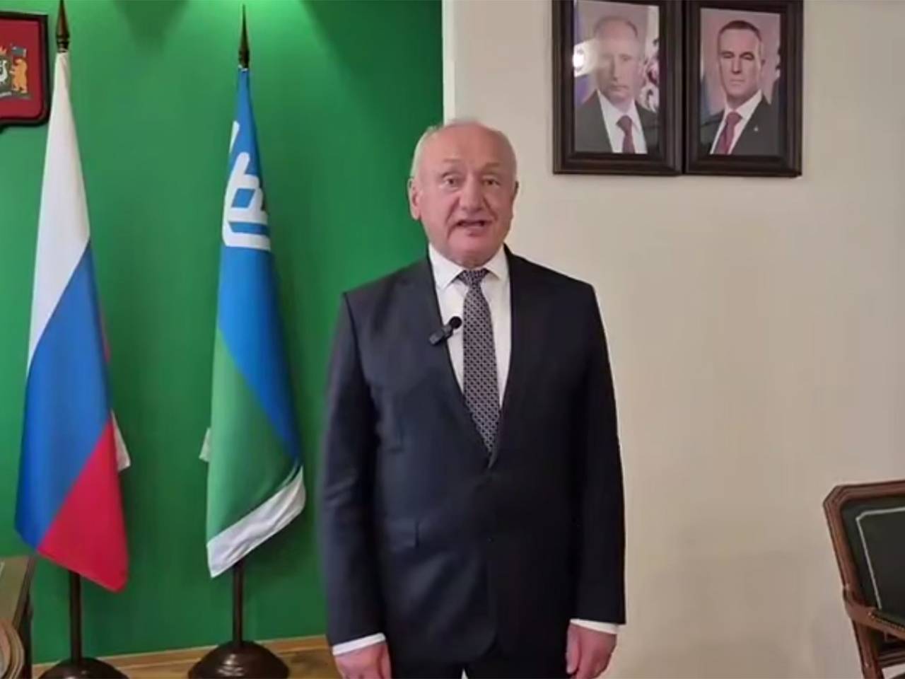 В России чиновник с помощью нейросетей заговорил на иностранных языках и попал на видео