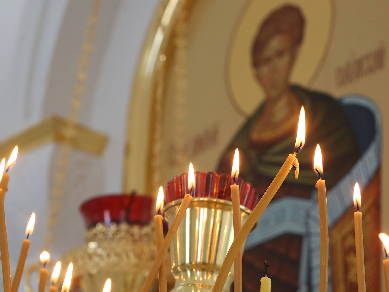 Мужчина перекрестился и избил батюшку палкой в российском храме Мужчина перекрестился и избил батюшку палкой в российском храме