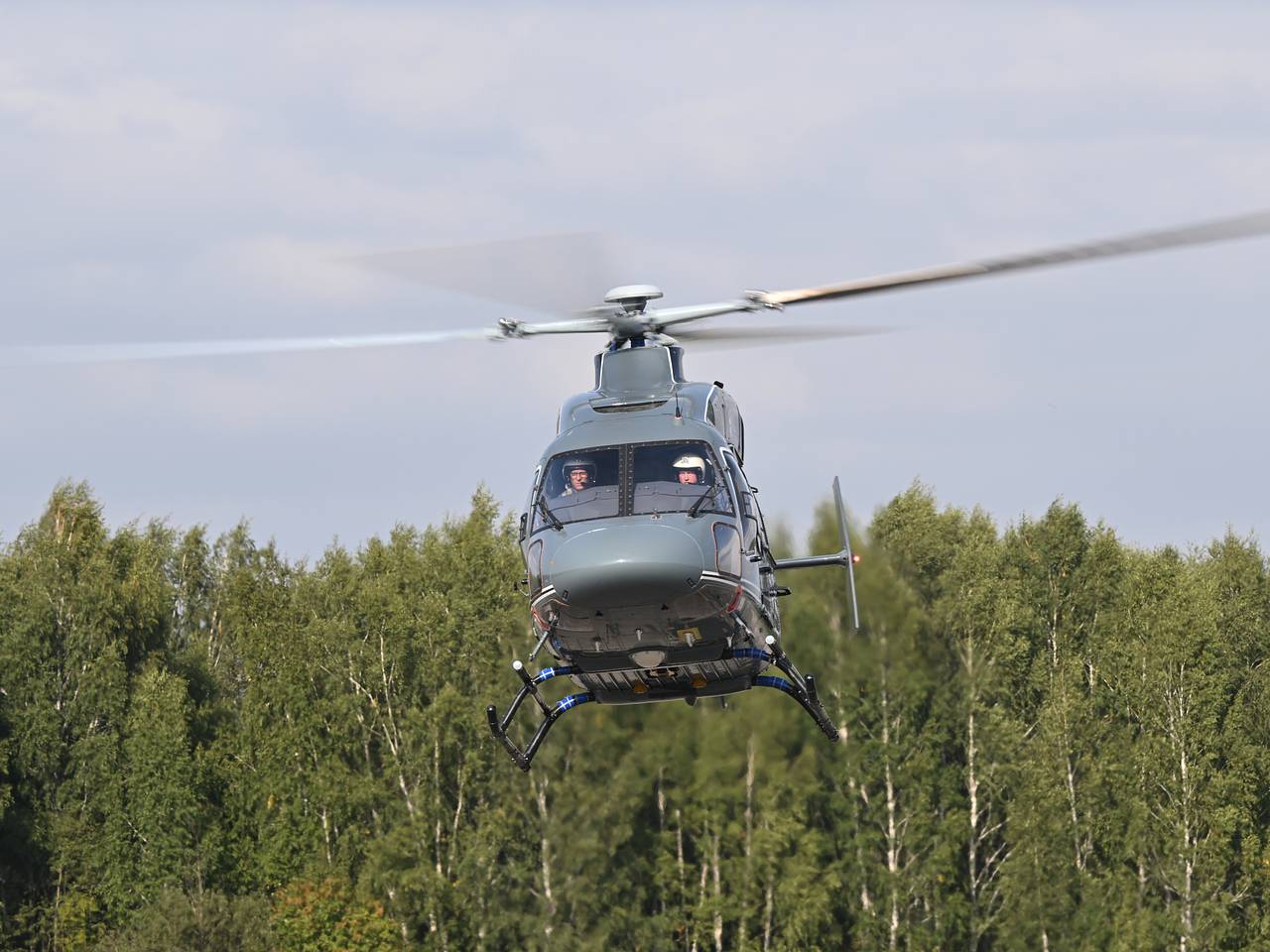 Россияне начали ловить рыбу с вертолетов