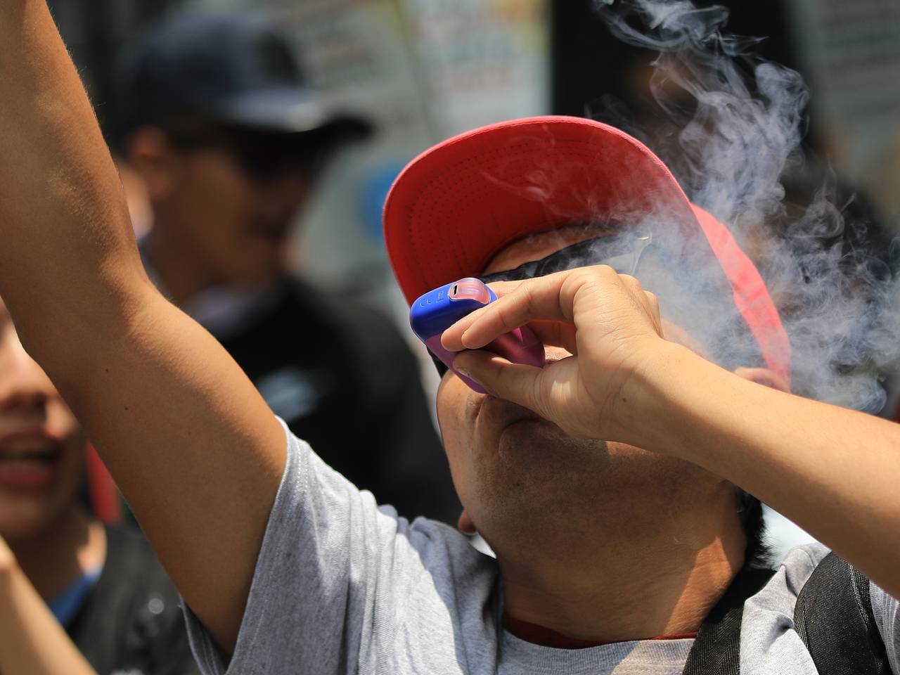 Врач сравнила вред от сигарет и вейпов