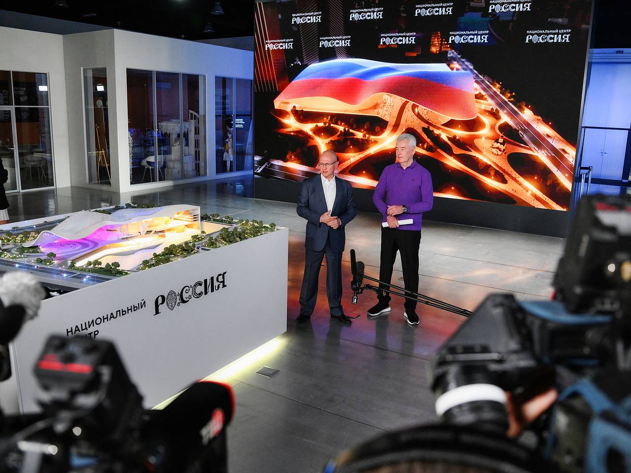 Сергей Кириенко и Сергей Собянин представили макет нового здания НЦ «Россия»