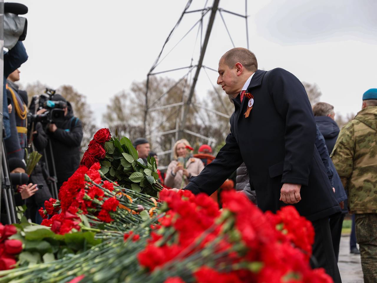 Депутат Михаил Романов почтил память героев на Пискаревском кладбище перед Днем Победы