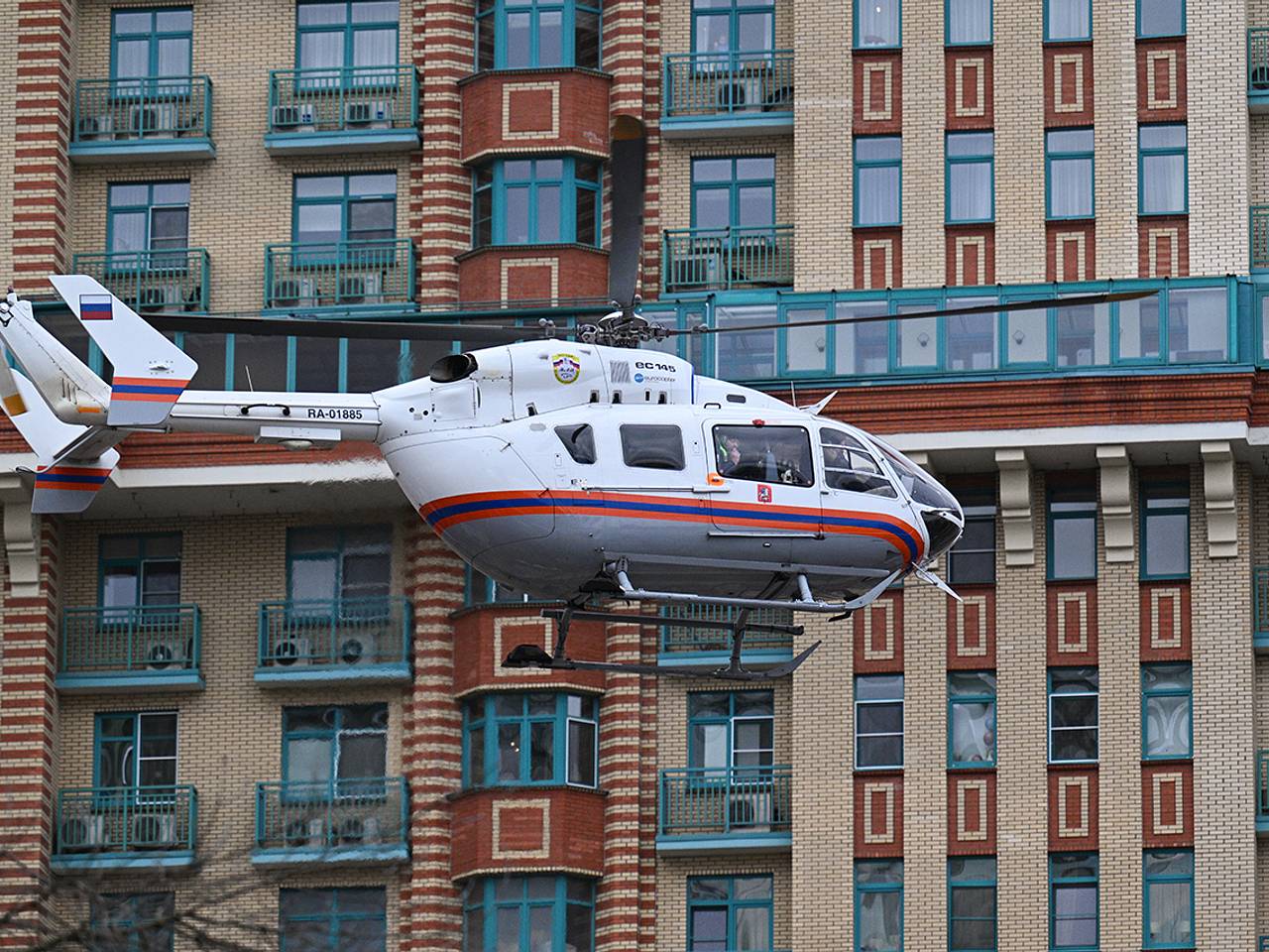 Пострадавшего при столкновении автобусов в Москве ребенка доставили в клинику на вертолете
