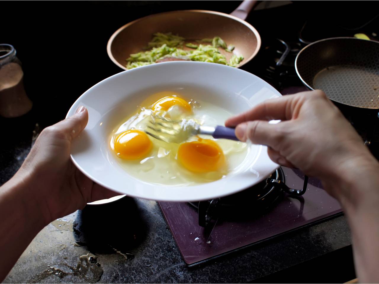 Врач назвала яйца миниатюрной кладовой одного полезного микроэлемента