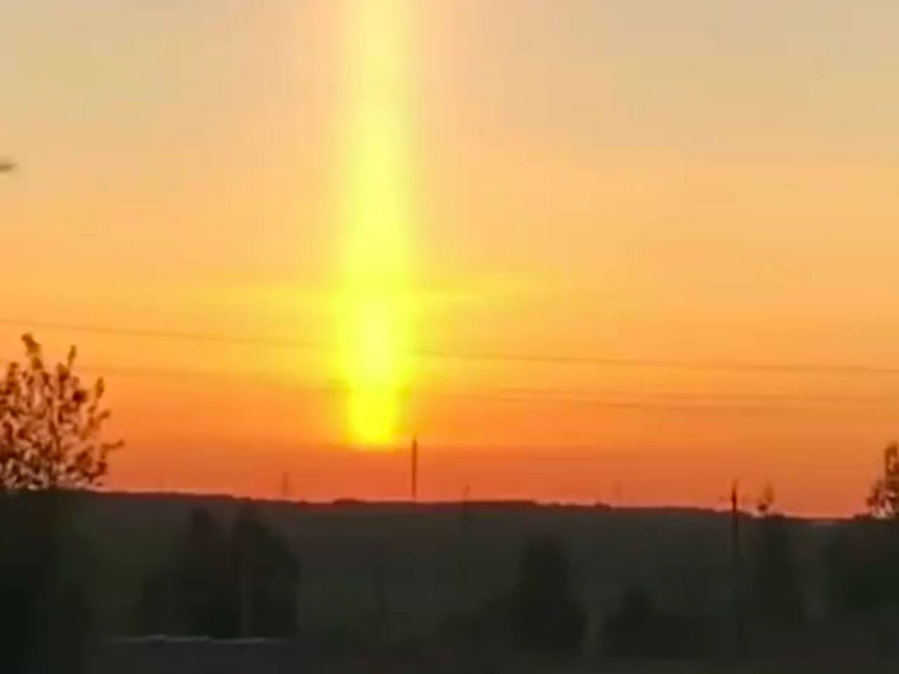 Россияне заметили в небе яркий световой столб