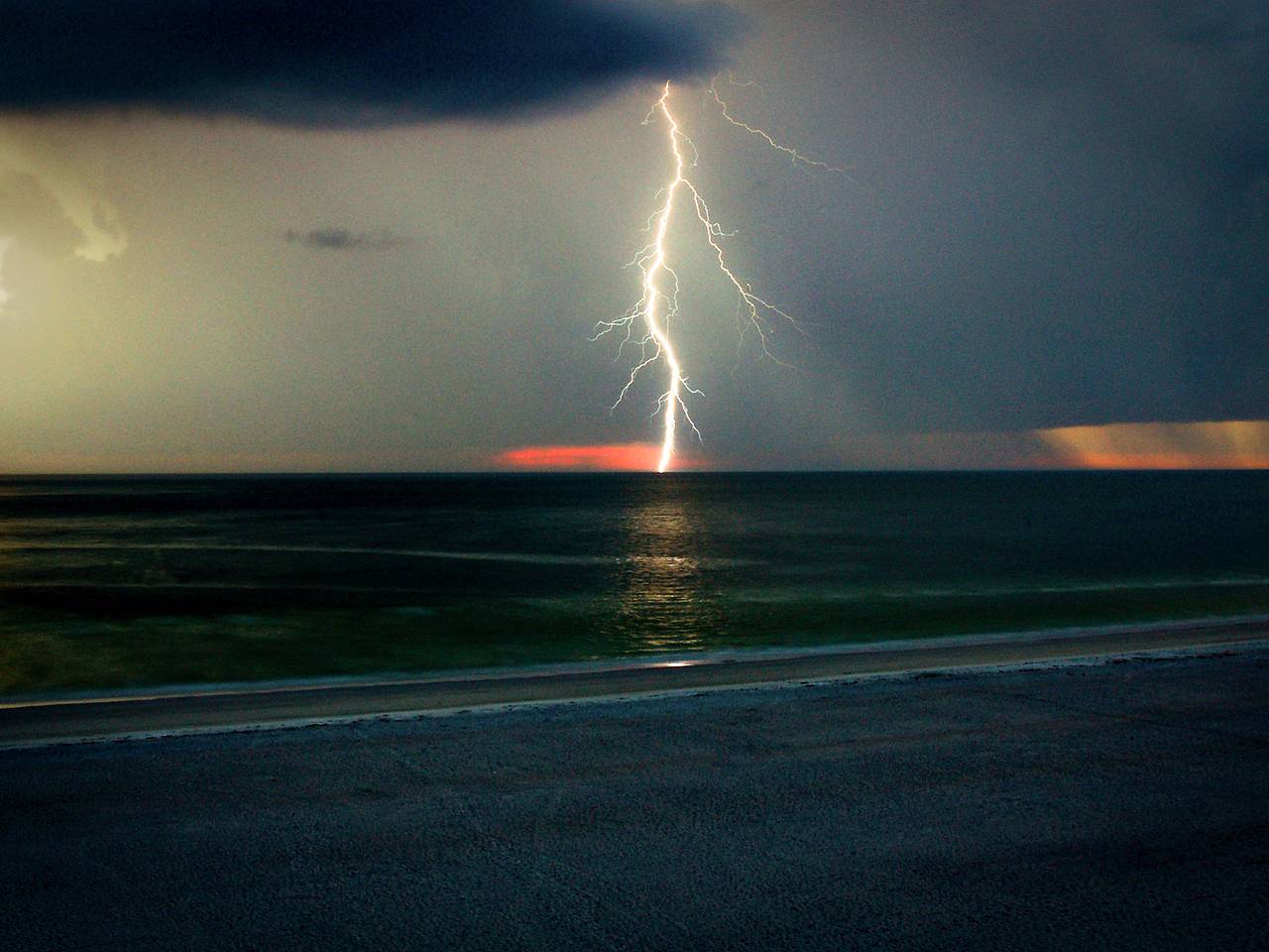 Инструктор по выживанию рассказал о способах спастись при ударах молнии по пляжу Инструктор по выживанию рассказал о способах спастись при ударах молнии по пляжу