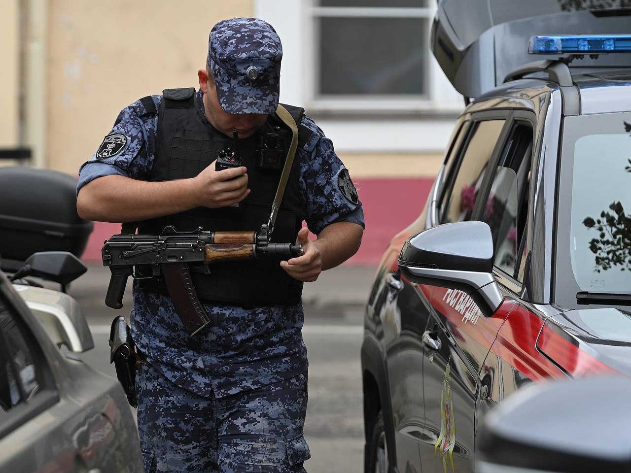 Машины Росгвардии и реанимации съехались к российскому миграционному центру