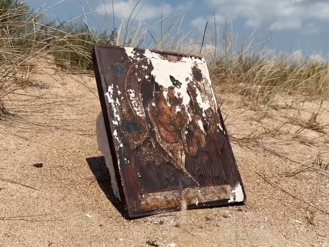 На берег Анапы выбросило таинственный образ Богородицы