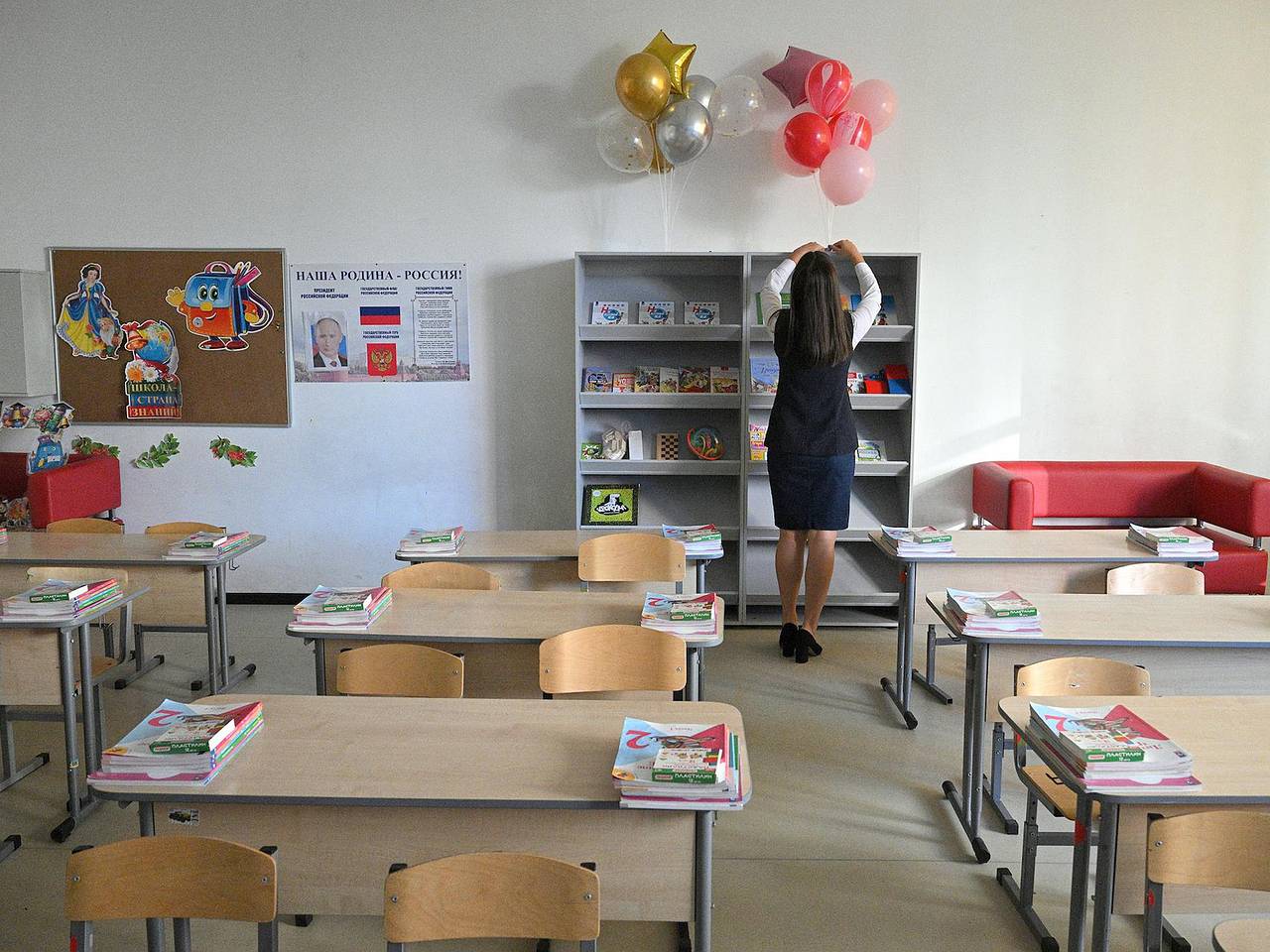 Уволенная из-за спектакля на 9 Мая учительница вышла на связь