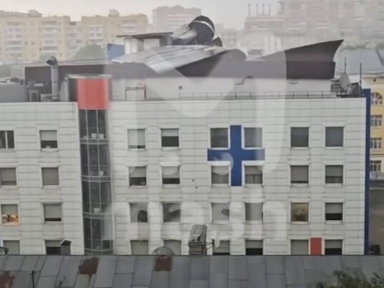 Крыша здания едва не улетела во время урагана в Москве и попала на видео