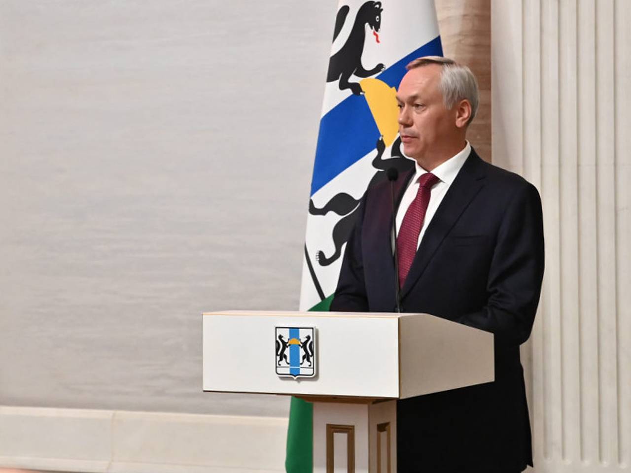 Губернатор Новосибирской области Андрей Травников наградил выпускников-стобалльников