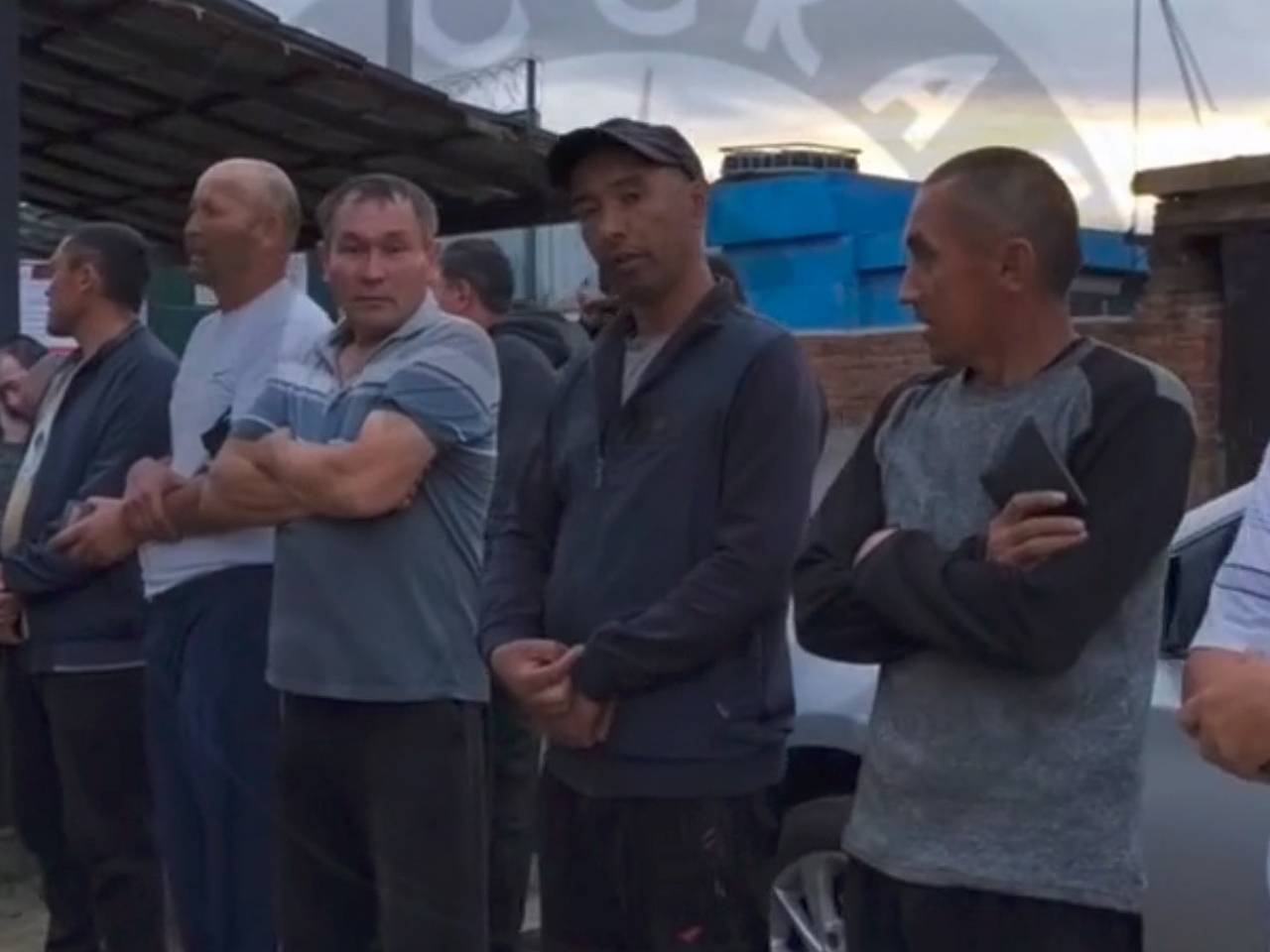 Десятки мигрантов выстроили перед хостелом в российском городе и сняли на видео Десятки мигрантов выстроили перед хостелом в российском городе и сняли на видео