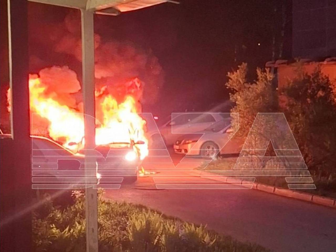 В российском городе легковушка с водителем внутри взорвалась во дворе многоэтажки