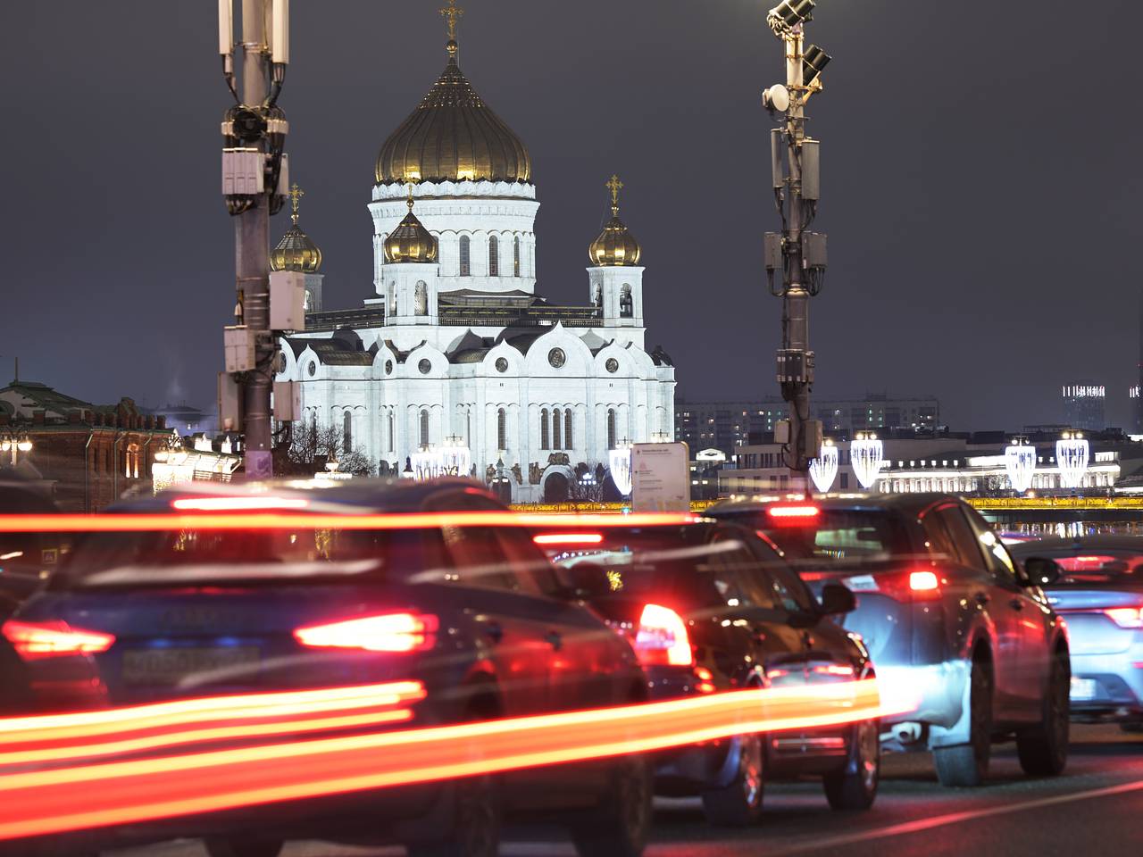 Рождественское богослужение началось в храме Христа Спасителя