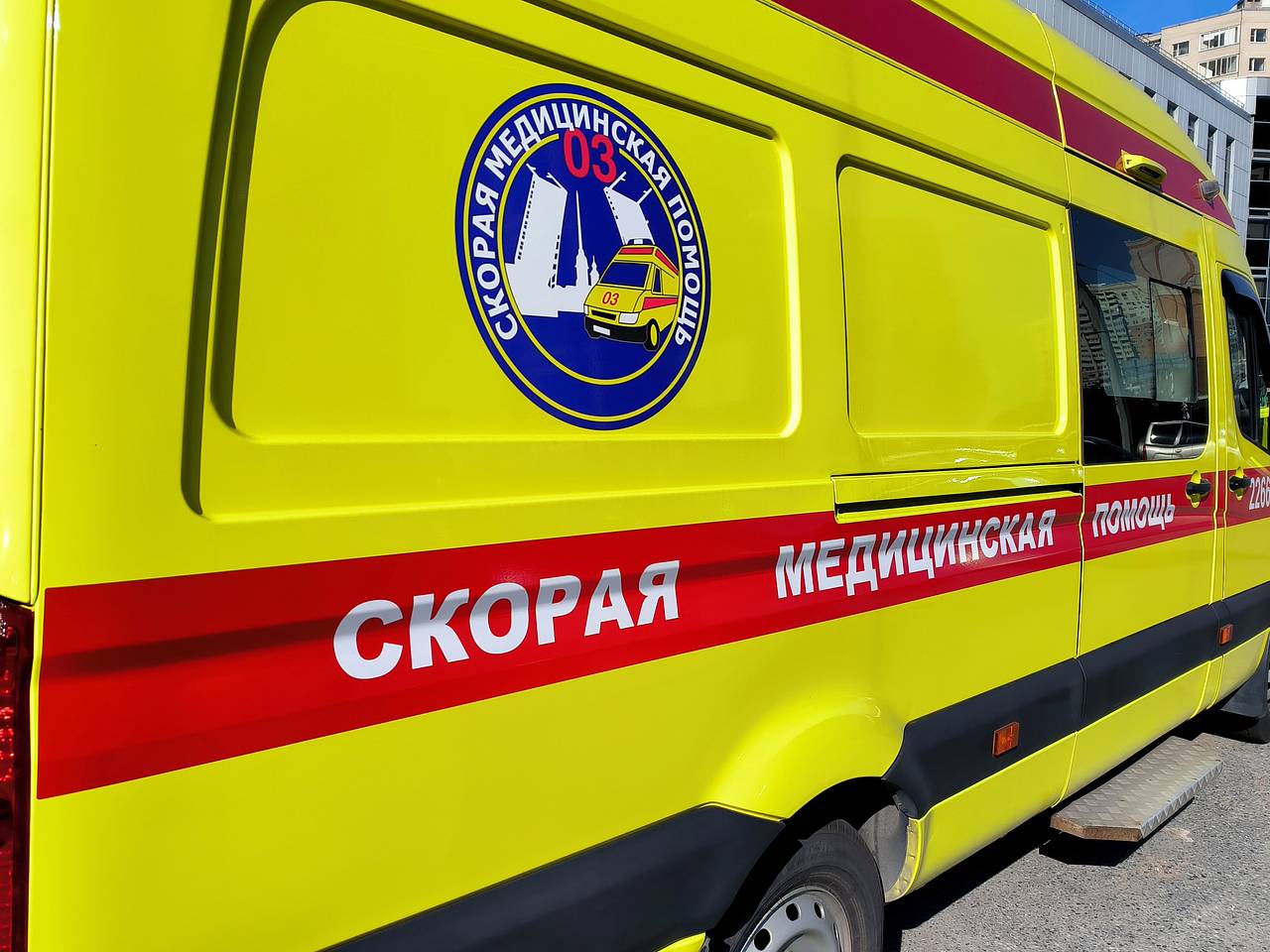 В российском регионе остановившемуся у перевернутого авто врачу проломили голову