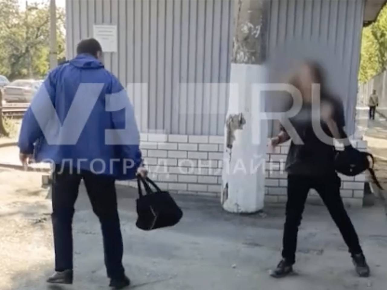 Российского подростка с длинными волосами избили на остановке Российского подростка с длинными волосами избили на остановке