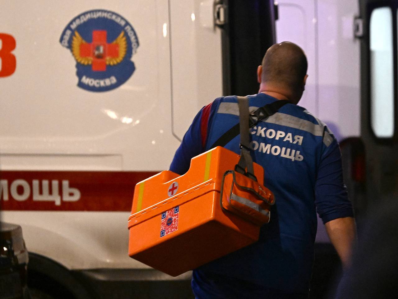 Мотоциклист врезался в полицейскую машину в российском городе