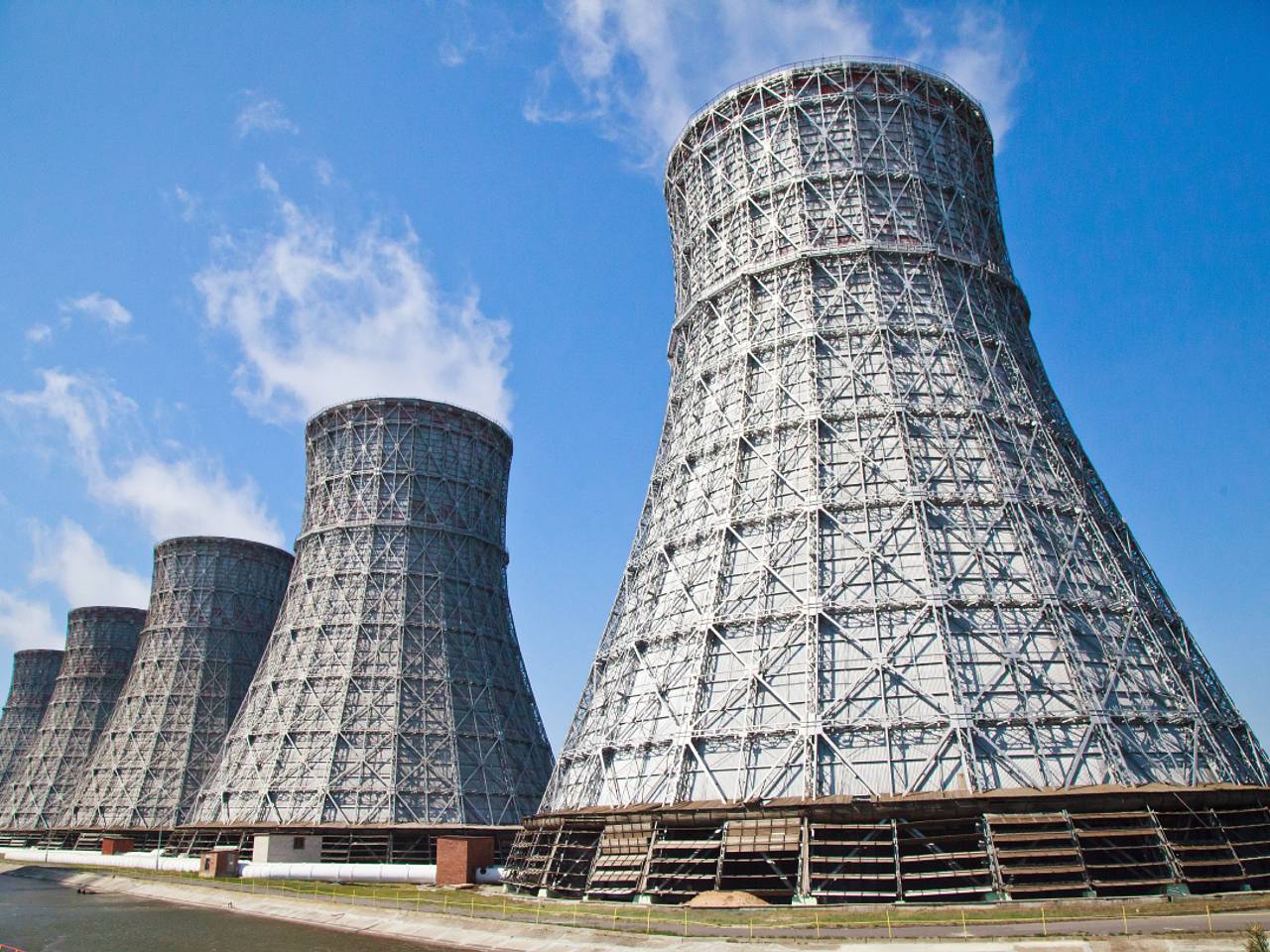 Восстановление градирни Нововоронежской АЭС после атаки ВСУ