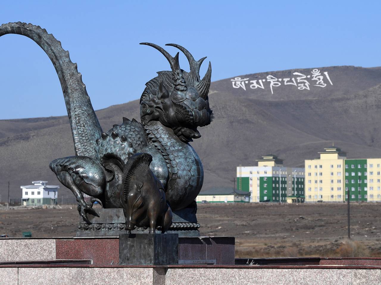 Крупнейшую в России каменную мантру освятили