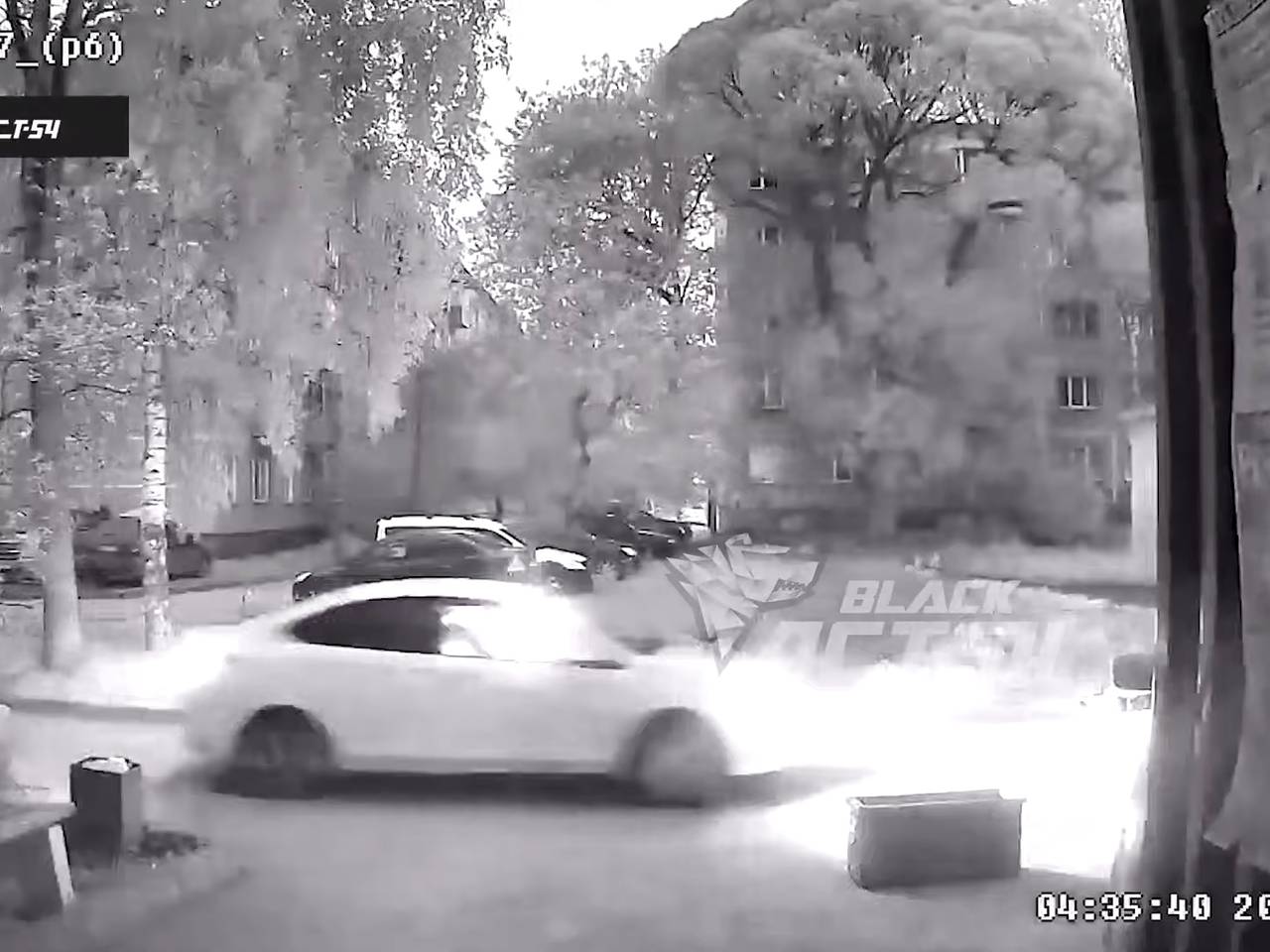 Взрыв машины с водителем напротив подъезда российской многоэтажки попал на видео