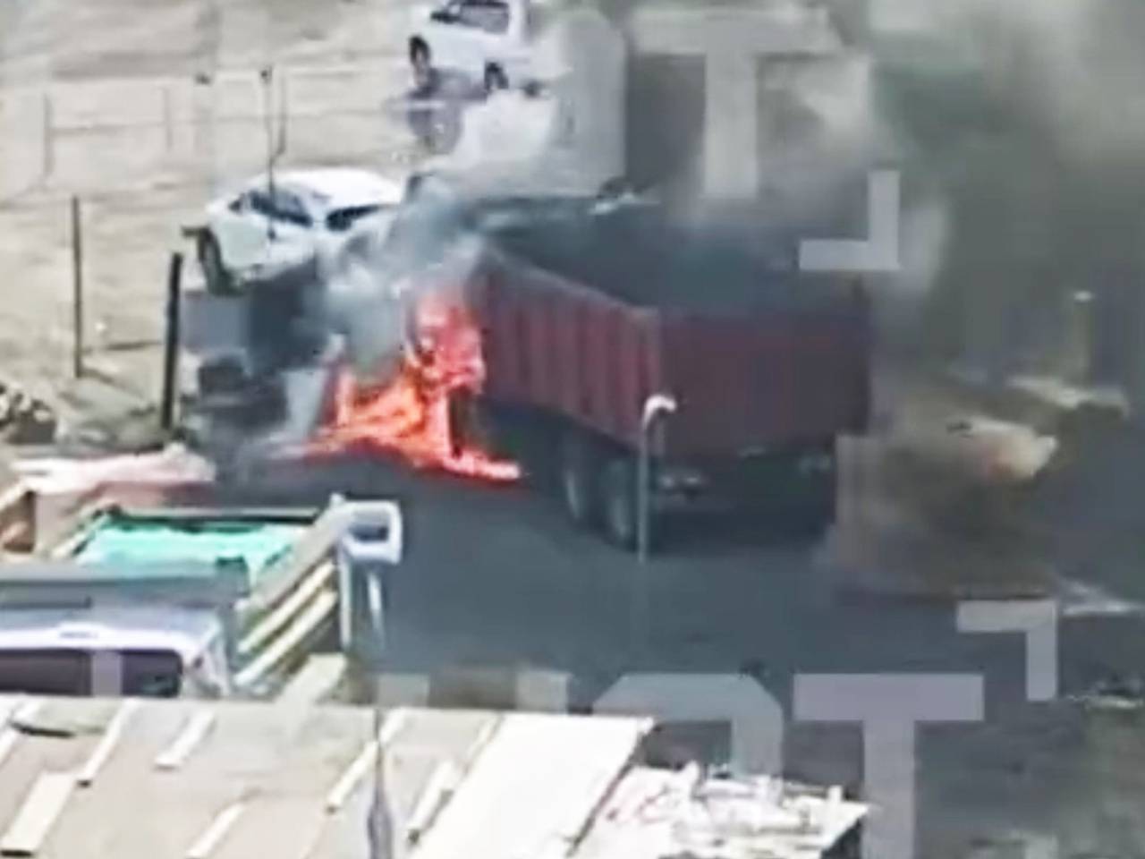 В Москве взорвавшийся грузовик КамАЗ попал на видео