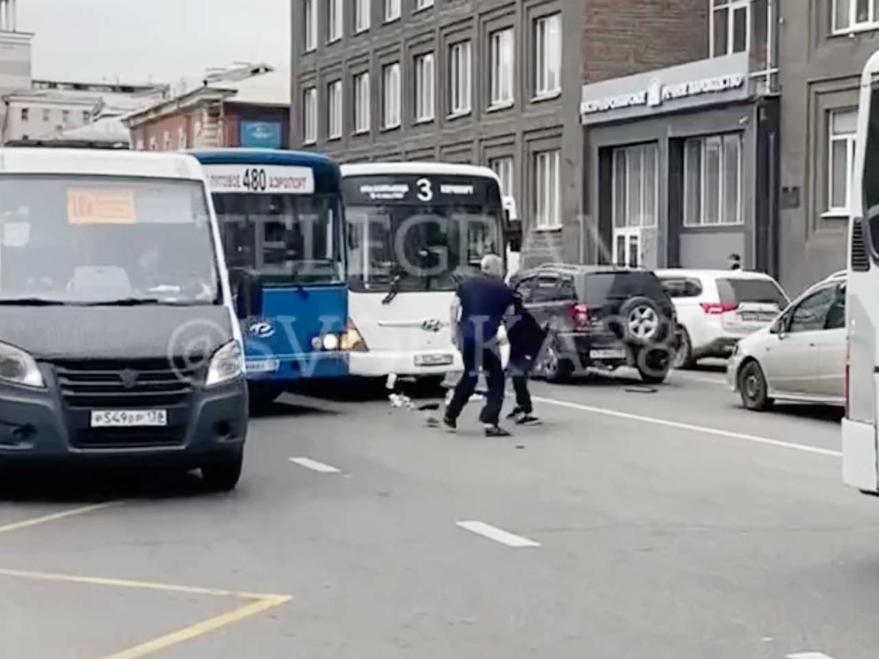 Драку водителей пассажирских автобусов на проезжей части российского города сняли на видео