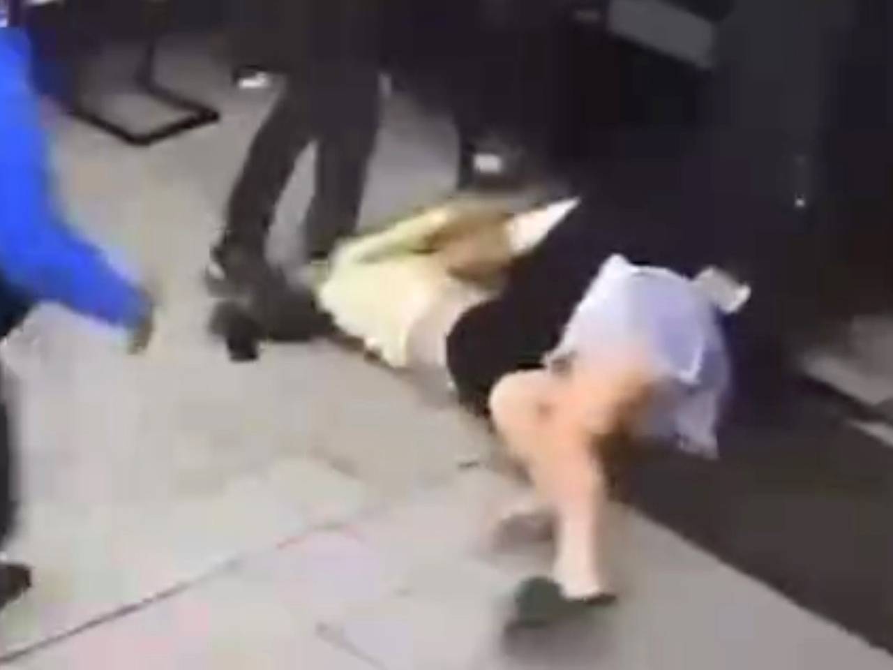 Россияне зверски избили покупательницу магазина и попали на видео