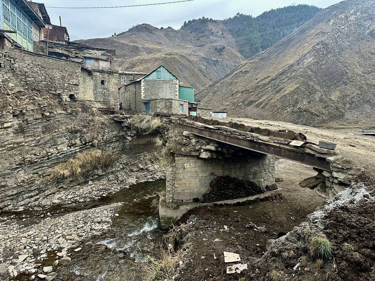 Мост 15 века обрушился в Дагестане Мост 15 века обрушился в Дагестане