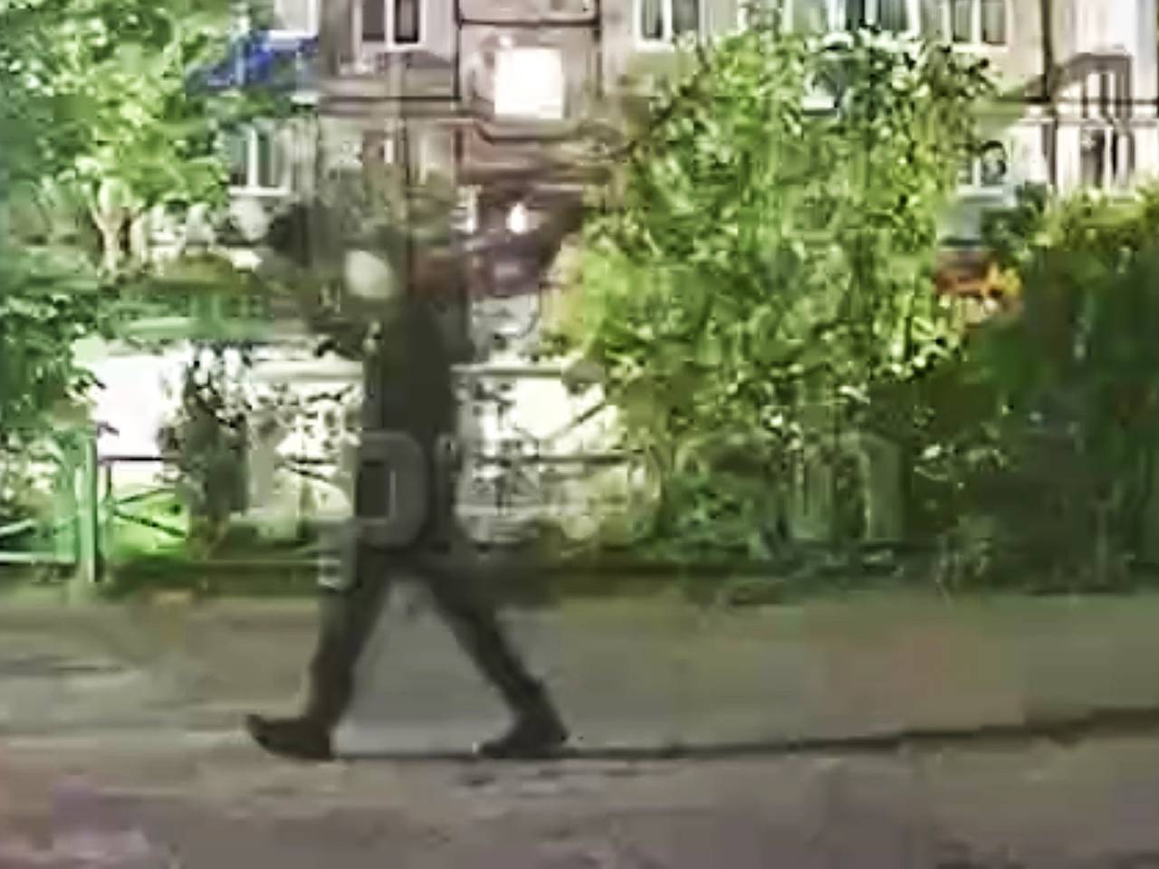 Заглядывающего по ночам в окна квартир мужчину с фонариком заметили в российском регионе