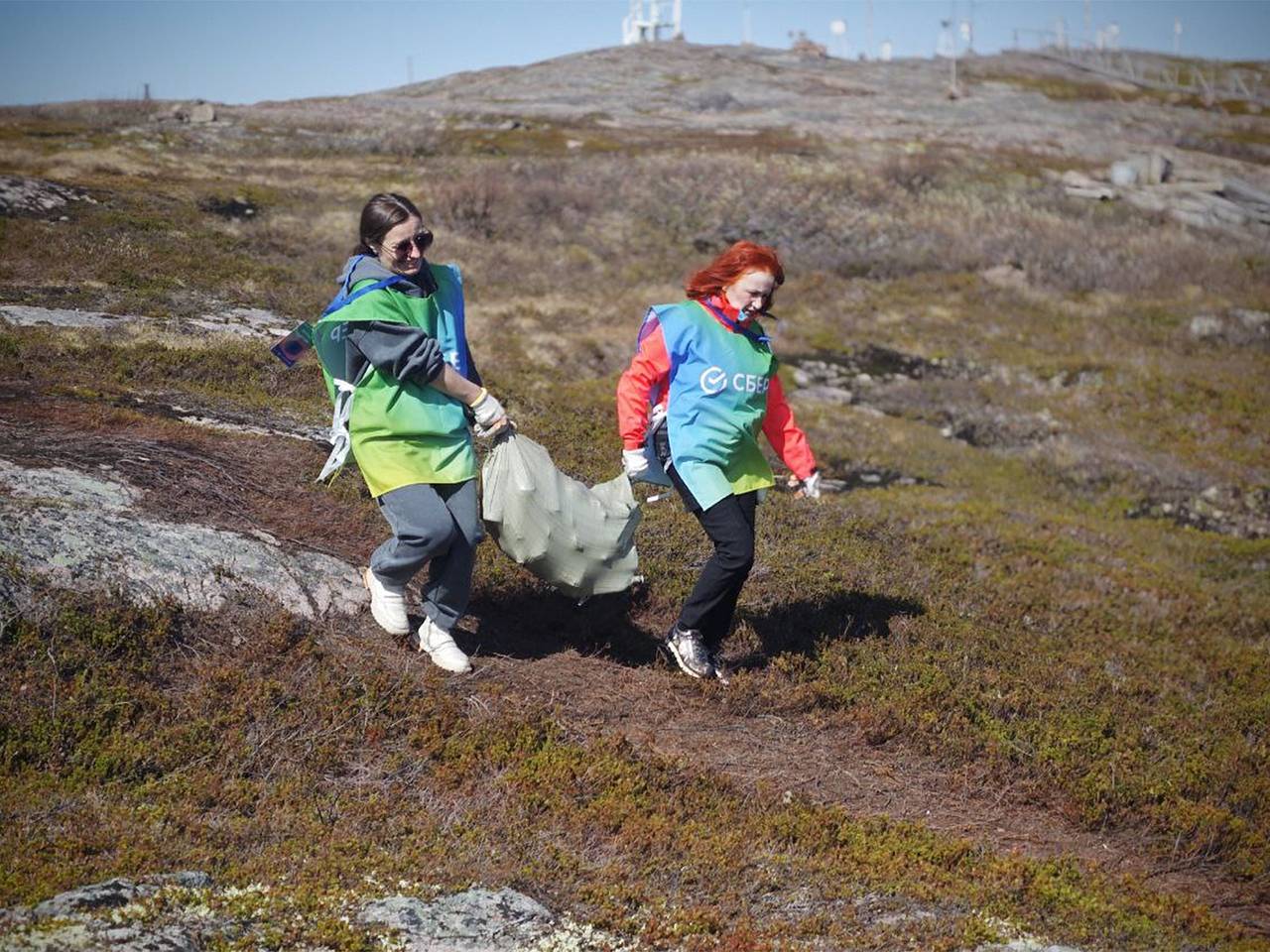 Волонтеры на субботнике собрали мусор в природном парке и на побережье села Териберка