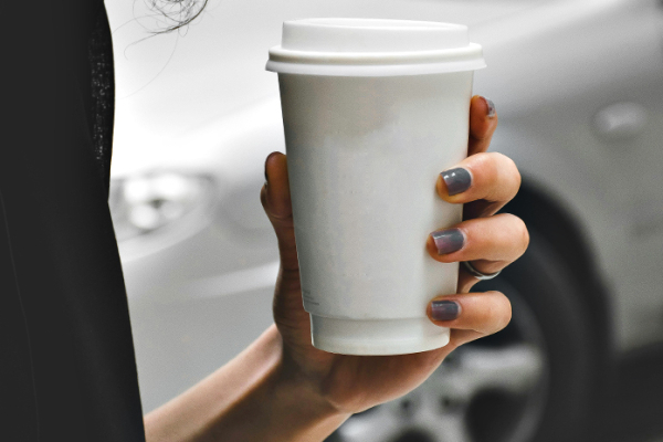 Эксперт: россияне стали покупать кофе на автозаправках чаще, чем в кофейнях