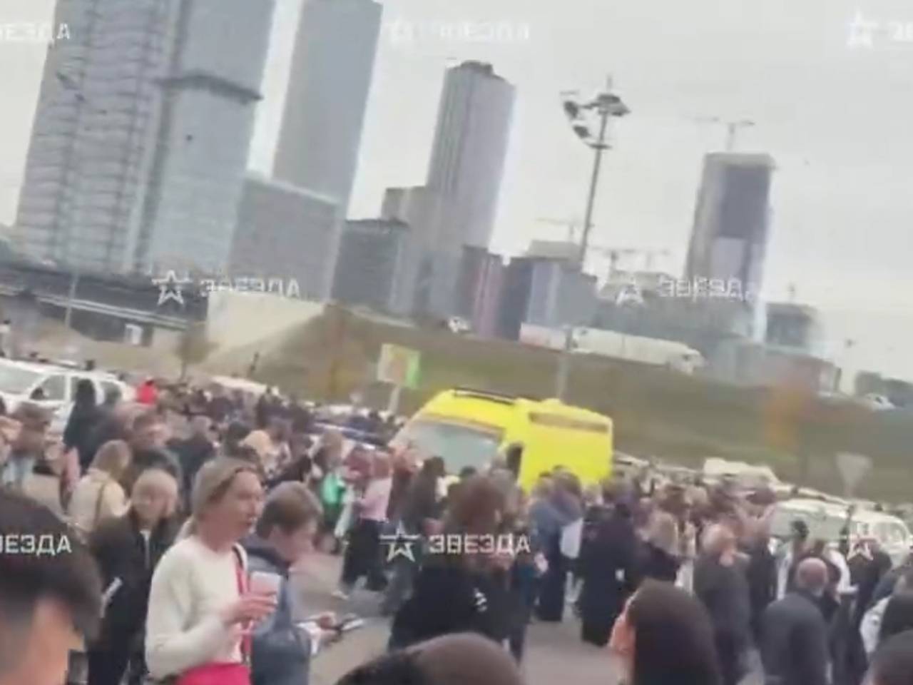 Сотни людей эвакуировали из выставочного центра у «Крокус Сити Холла»