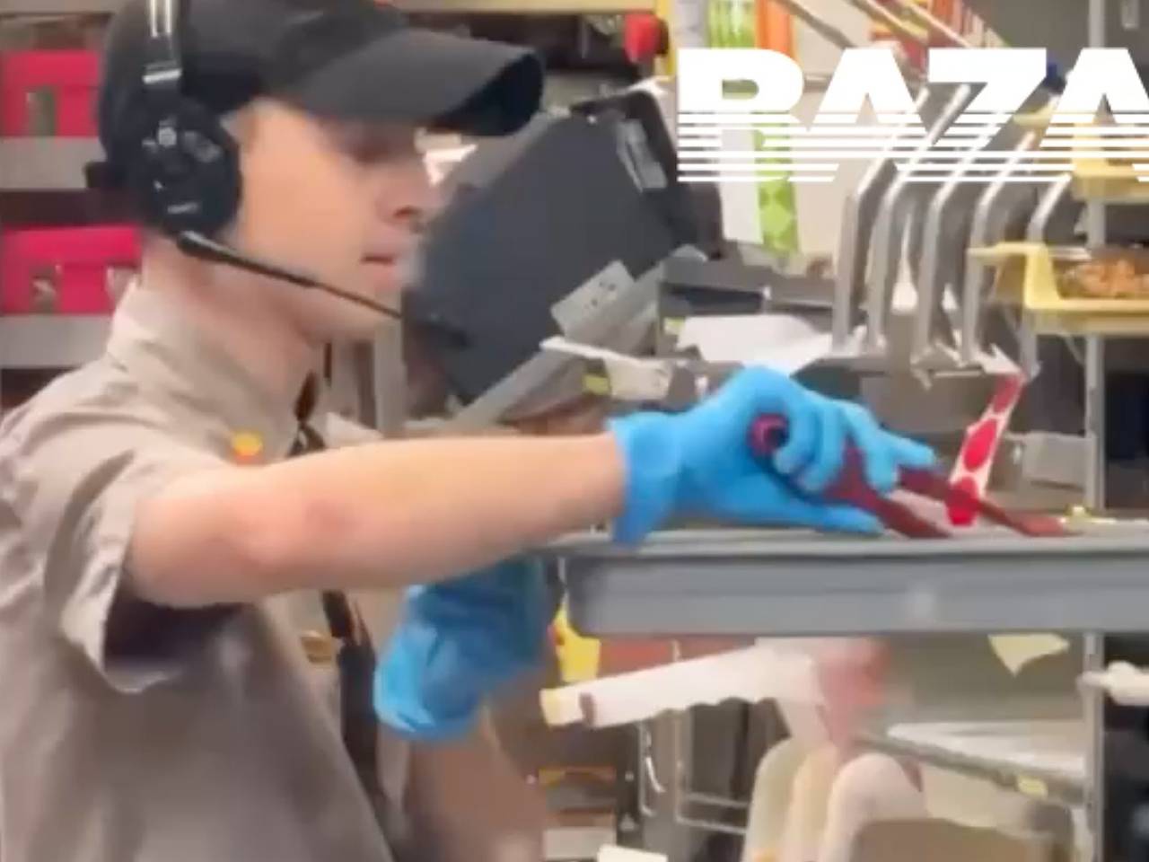 Плюющий в бургер сотрудник «Вкусно — и точка» попал на видео Плюющий в бургер сотрудник «Вкусно — и точка» попал на видео